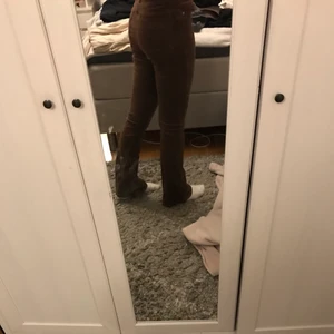 Bruna Manchester Jeans - Jag säljer mina fina bruna jeans då jag haft de väldigt länge och känner nu att någon annan kommer få bättre användning av de! Det finns som man ser ovan i bilden en slitning uppe i kanten på baksidan