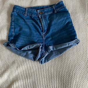Detta är ett par mörkblåa shorts från H&M i strl 36, använda!