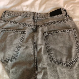 Gråa jeans!! - Snygga gråa jeans från ginatricot!🤍 modellen är momjeans och är raka i benen skulle jag säga! Storlek 36 och passar även 34! Använda fåtal gånger så är alltså i nyskick! Köpta för 299:- 