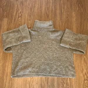 Stickad tröja - Säljer denna fina stickade tröjan då jag aldrig använder den längre. Polokrage med bredare ärmar. Buda från 100:- eller kom med förslag på ett bra pris.