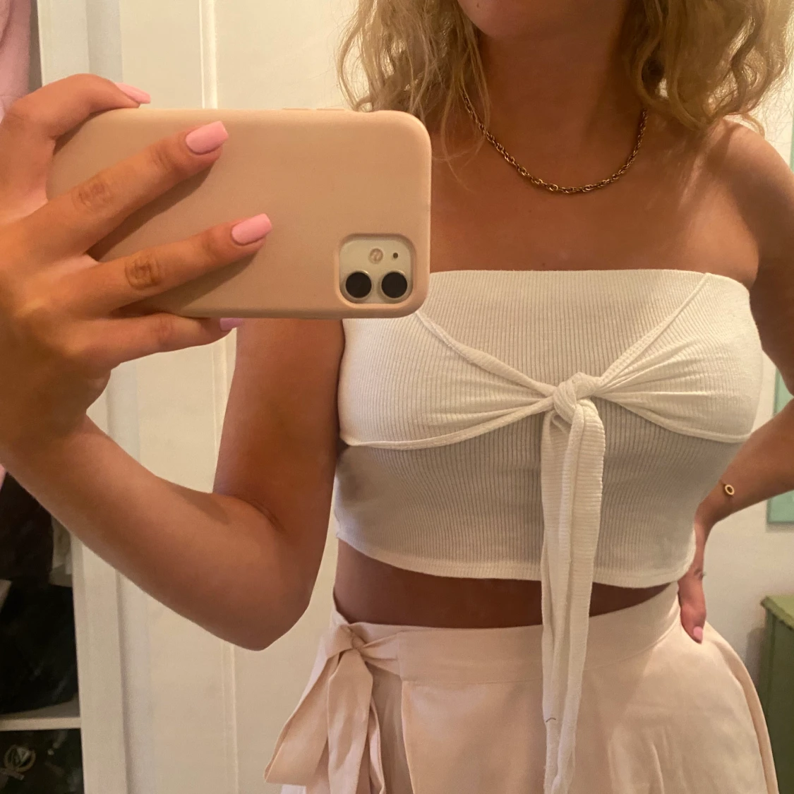 Vit bandåtopp med knytning