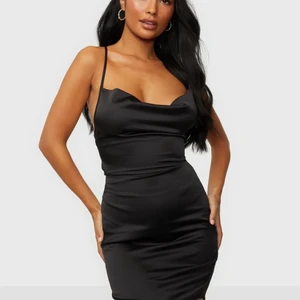 Klänning - Jättesnygg klänning från nelly i storlek 36, endast använd en gång, som ny. 