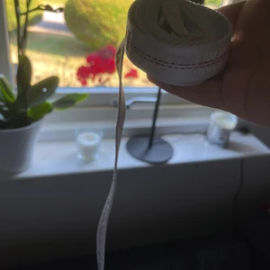 Off white mini bälte - Det är i väldigt bra skick då jag knappt använt det något. Kan göra meetup i Halmstad eller skicka det spårbart på köparens bekostnad. 