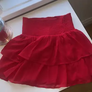Säljer denna söta röda kjol från kappahl❤️ skulle säga att den passar xs-s