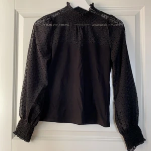 Topp stlM - Ursöt topp aldrig använd. StlM. Genomskinligt tyg på armar och upptill i fram.Från SHEIN . Svart. Skickar med post nord blå påse s (Max 2 kg) 45kr