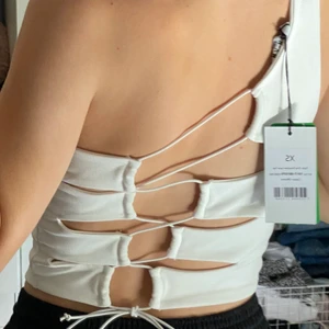 Oanvänd (prislapp) nakd topp i xs - Storlek xs, oanvänd med prislapp kvar, nakd, snygg detalj på ryggen