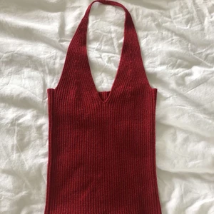 Halterneck  - En röd glittrig halterneck tröja, passar xs-s