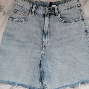 Jeansshorts - Jättesnygga och bekväma bermuda shorts i storlek 38/S. Använda ett fåtal gånger, 160 kr inkl frakt. Säljs pga inte min stil längre 