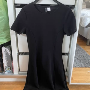 Svart klänning - Svart klänning från h&m som inte kommer till användning, storlek 32 men passar en xs-s. Pris + 62kr frakt 🦋