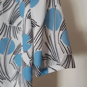 Mönstrad shjorta (M) blå vit, prickig - Väldigt charmig retro kortärmad skjorta med större ljusblå prickar och vita knappar. Saknar storlek, men uppskattas till M (kan ta mått om man önskar). Vintage. 🌸 Kommer tyvärr inte till användning i min garderob :(