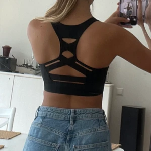 Svart sporttopp i stl S - Supersnygg sportbh i storlek S för 70 kr! Sitter åt, håller allt på plats och är i väldigt gott skick ☀️ hämtas i Uppsala eller så tillkommer frakt. Betalar via swish
