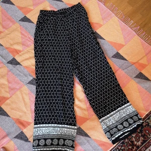 Bohemiska floxy byxor  - Galet sköna flowy byxor i stl 40, men passar även mindre. Fint skick!!!  Midja 34cmx2 men kan stretchas ut till iaf 48cmx2. L 99cm. Vidd nere 26cm. 