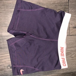 Shorts  - Köpta för nått år sedan, dom är för små för mig som har storlek S. Det står tyvärr inte någon storlek men skulle påstå att det är XS. Som ni ser på bild 3 är dom lite luddiga på insidan av rämmen, och därför säljs dom så pass billigt💕 Köpt är köpt💕 Betalning sker via swish🤍Tveka inte att höra av er🤍Först till kvarn som gäller