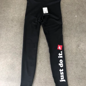 NYA Nike tights - Säljer ett par nya tights från Nike med lapparna kvar.  Storlek XS Nypris 269kr, ev frakt tillkommer.  Säljes för 170kr