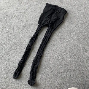 Prickiga strumpbyxor stl S/36 - Endast använda vid ett tillfälle, så i bra skick. Stora prickar på hela benen och fötterna, strumpbyxorna är i 20 denier. Färgen är svart.