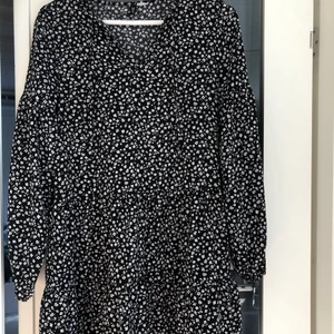 Klänning - Volang Klänning ifrån HM i storlek XS men den passar även S