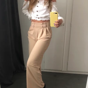 Beiga kostymbyxor  - Storlek 36. Jag är 173 cm lång! 🤎