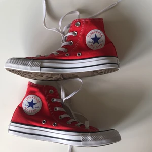 Converse - Jättefina äkta röda converse! Jag har använt dem max 3 gånger så dom är i nyskick 💕 Köparen står för frakt ! Nypriset på skorna är 750 💕💕 kom privat om ni undrar något eller vill ha fler bilder på skorna! Om flera är intresserade blir det budgivning !
