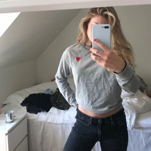 Grå sweatshirt med hjärta från H&M - Grå och mjuk sweatshirt från H&M med ett hjärta på bröstet. Väldigt skön och lätt att styla med annat❤️ använd ett flertal gånger men är i väldigt gott skick