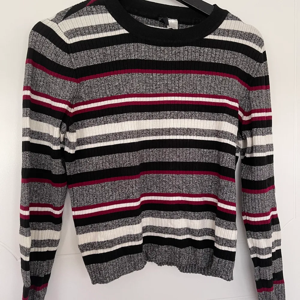 stripped sweater from h&m! cozy! only worn a handful of times. Stickat.