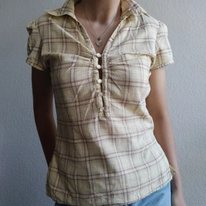 Blus - Gul söt rutig sommar blus från märket Clara, på lappen står storlek M, Men ska skulle säga att den är mer som en S.