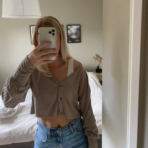 Brun tröja NA-KD - Brun croppad tröja med knappar