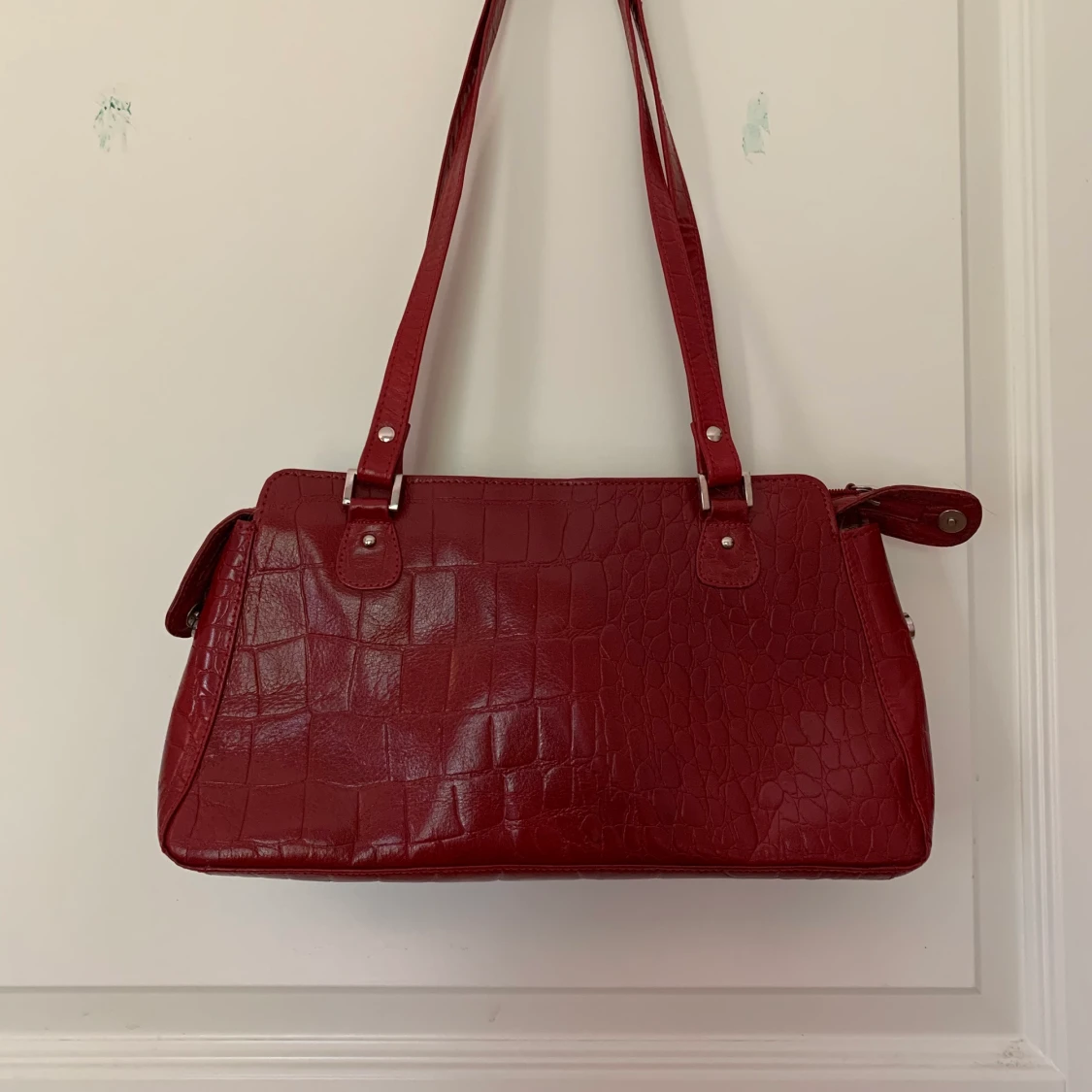 Mörkröd handväska