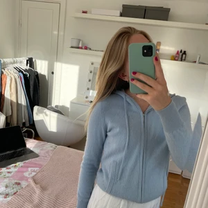 Soft goat munkis - Säljer denna favorit från soft goat i 100% kashmir💕 köpte den för ett och ett halvt år sen och har använt den en del, därav är den ganska nopprig och i använt skick med små defekter! Väldigt varm och mysig och går att matcha till mycket👌 Köpte den för 2095kr. Köparen står för frakt, buda!!