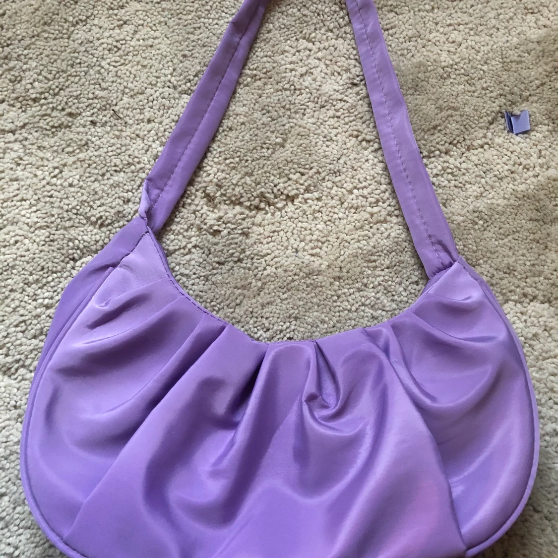 Lila axelbandsväska från shein - 90