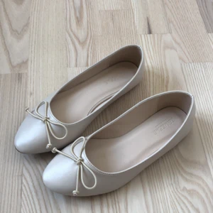Ballerina 🤍 - Ballerina skor i nude/beige köpta från Zalando iår men aldrig använda, i ny skick. Storlek 36, passar mig som är 36.5 & 37.5 🤍 Frak ingår i priset  🤍