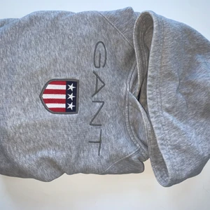 GANT tröja  - Grå gant tröja i bra skick, i storlek S men passar XS ochså. Nypris 799:- 