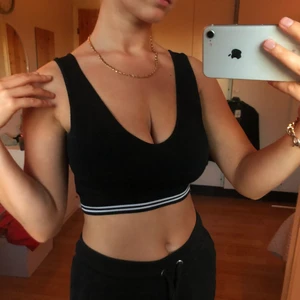 Svart croptop från BikBok! - En svart vringad croptop från BikBok i M (S-M skulle jag säga). Materialet är tjockt så ingen bh behövs! Har en vit/svart randig nederkant. Kontakta mig om du har frågor eller önskar fler bilder. Köparen betalar frakt ❤️