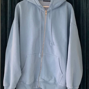 Blå Tröja - säljer denna super fina blåa brandy melville zip up hoodien! den är använd men ser ut som en ny! super mysig och passar bra i alla väder! är i storlek one size men sitter baggy! buda med 5 kr mellan varje bud! skriv privat om du har frågor eller vill ha fler bilder, även om du vill köpa den direkt för 330 kr + frakt :) 💕💕