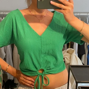 Grön topp med knytning - Söt topp från Zara i storlek S, aldrig använd, bra skick! 