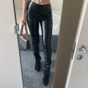 Lackbyxor - Lackbyxor i storlek s, skulle säga att de passar 34/36/38. Stretchiga i materialet och bra längd, jag är 174 lång. Buda!!