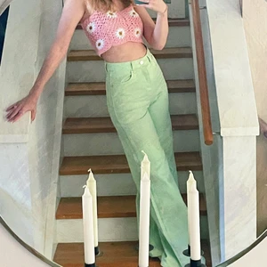 Mintgröna jeans  - Säljer mina underbara mintgröna jeans från Stradivarius i strl 34, tyvärr är de för små för mig (brukar ha stor 34a/liten 36a) 