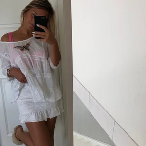 Strand blus - Jättefin blus som är perfekt att dra på över bikinin! 