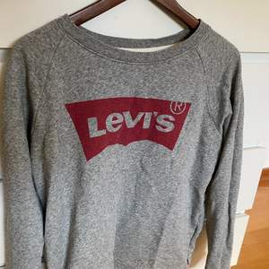 Grå sweatshirt från Levis! Storlek S, säljer då jag inte använder den mer!! 150kr+frakt 
