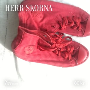 Fynda på skorna  - sandalernas (zara) storlek är 40, röda snicker är 42 och vita skorna är 41. Paketpris 45kr, 35kr/st.