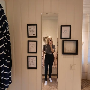 Svarta Mollyjeans  - Svarta Mollyjeans från Gina tricot i strl S. Är väl använda men i hyfsat bra skick. Köparen står för frakt