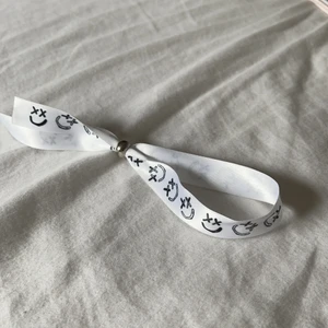 Louis Tomlinson armband - Säljer detta armband från Louis Tomlinsons Merch. Det är aldrig använt och är som nytt. Vet inte vad jag köpte det för men skulle gissa ungefär 100-120kr. Mitt pris är 70kr och köparen står för frakten💕