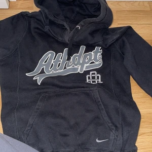 Nike hoodie  - Nike Hoodie använt några gg men blivit för Tajt 
