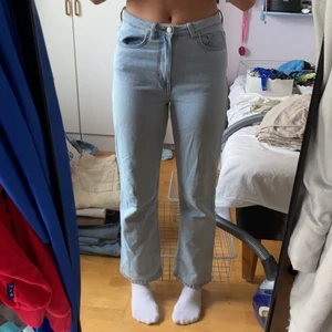 Jeans Weekday - Jeans ifrån weekday i modellen row, sitter bra i midjan men lite korta på mig som är ca 178. Nypriset är 500 tror jag 