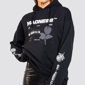 Hoodie madlady  - Hoodie från madlady i storlek M. Mina egna bilder skickas vid intresse. Använd ett fåtal gånger. Nypris 599 mitt pris 250kr+frakt.