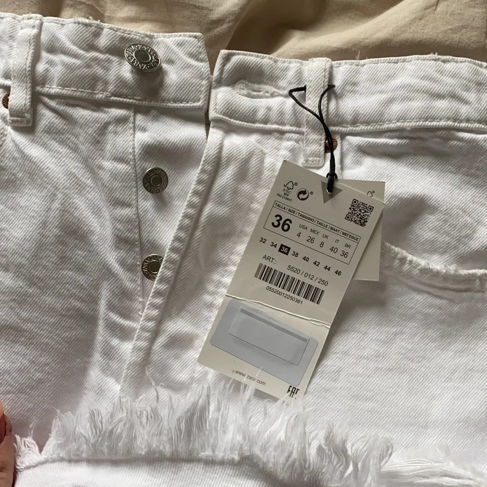 Helt nya jeansshorts med lappen kvar🤍. Säljer pga tyvärr för små. Nypris: 259 kr. Skriv vid fler funderingar🥰. . Shorts.