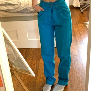 blå jeans - säljer mina favoritjeans som är köpt från beyond retro i Gbg. tyvärr kommer dem inte till lika mycket användning som jag hade hoppats. de sitter verkligen så bra kring rumpan och låren och är extremt bekväma !! jag är 159cm!! kunden står för frakten ️❣️