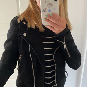 Mocka jacka  - Säljer min mocka jacka från Nelly , använd sparsamt och i fint skick 