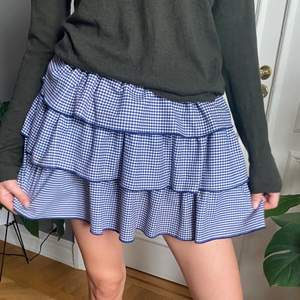 Säljer nu den populära slutsålda zara kjolen. Den är i storlek s och är såå snygg! Skriv för fler bilder. Köparen står för frakt!