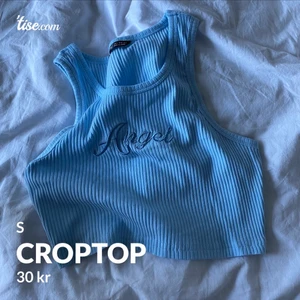 Croptop - läs texten i min bio innan ni skickar massa frågor! snabba, direkta och krångelfria köp prioriteras! säljer ut massa från min garderob till ett billigt pris, pruta ej! fast fraktpris! önskar du däremot köpa flera av mina kläder kan jag skicka detta i samma paket för fraktpriset av en! 