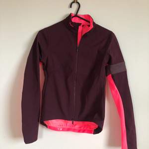 Feeling extremely sorry about selling this jacket.. perfect condition, used twice. Very nice fit, reflectant colors for safety, XS size from Rapha (one of the most stylish and good quality brands for cycling clothes) Selling because it doesn’t fit me anymore unfortunately. Shipment included in the price, if bought with other garment all be shipped together and one item will have a reduced price.